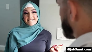 Gadis Muslim Muda Dijejali Latihan Intens Oleh Pelatih Sepak Bolanya Yang Bergairah