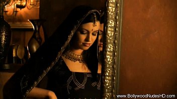Gadis India Seksi Main-main Dengan Tubuhnya