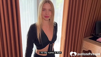 Gadis Rusia Panas Melahap Kontol Kerasku Dengan Liar