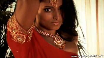 Gadis Liar Dari Tanah India Yang Menggoda