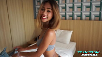 Tuktuk Patrol Bangkok, Cewek Thailand Langsing Dihajar Penis Gede Sampai Penuh