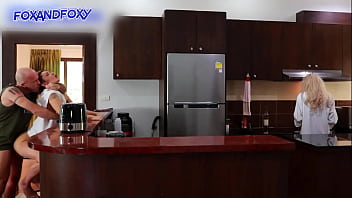 Nyaris Ketahuan Anal Creampie Brutal Dari Belakang Sementara Ibu Mertua Masak Sarapan Di Dapur