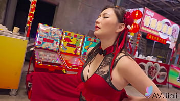 Gadis Tionghoa Mio Digoyang Keras Di Tengah Keramaian Pasar Malam.