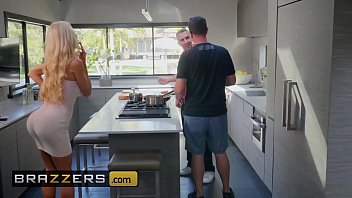 Istri Sejati – (courtney Taylor, Keiran Lee) – Courtney Memberikan Bantuan Mesra Dengan Tangannya – Brazzers