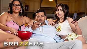 Ashlyn Peaks Dan Chloe Surreal Mengajak Cinta Rahasia Mereka Untuk Nonton Film Yang Berujung Tiga Serangkai Panas