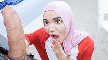 Adik Tiri Berhijab Yang Gatal Ingin Menggoda Dan Memuaskan Kakak Tirinya Demi Investasi – Nafsu Hijab Menggila