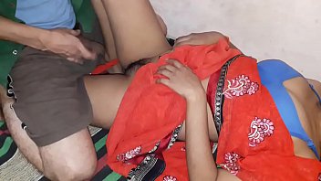 Gadis India Dan Temannya Berdiam Di Kamar Gelap