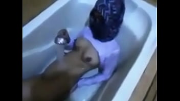 Gadis Berhijab Tapi Menggoda