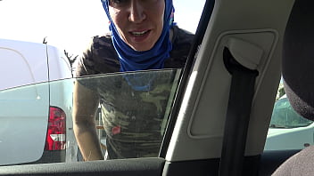Gadis Muslim Arab Panas Menggila Di Mobil Dengan Pria Afrika Di Marseille