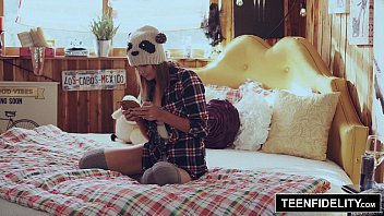 Ketika Ayah Tiri Memberi Kejutan Sperma Panas Di Dalam Memek Shyla Ryder Yang Tak Tahan Lagi