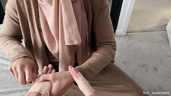 Ibu Tiri Arab Membantu Anak Laki-lakinya Yang Tangannya Patah Dengan Cara Yang Sangat Mesra