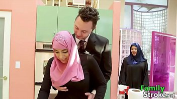 Arab Tiri Yang Menggairahkan Menggoda Batang Keras Kakak Tirinya