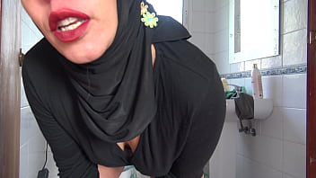 Wanita Biseksual Turki Berambut Lebat Memancurkan Air Seni Dari Kemaluannya Yang Basah
