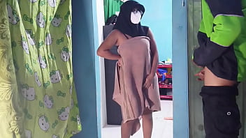 Kulihat Ojol Itu Mengintip Saat Aku Lagi Asyik Ngesex Sendiri
