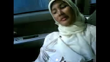 Gadis Berjilbab Panas Menggoda Di Dalam Mobil