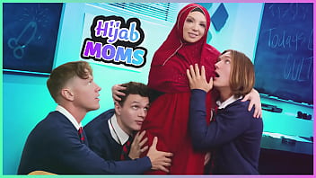 Perempuan Berhijab Yang Puaskan Tiga Pria Sekaligus