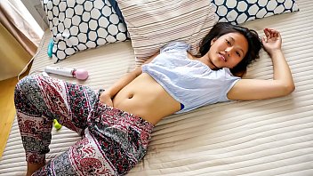 Pencarian Kenikmatan – Gadis Asia May Thai Menggila Dengan Getaran Vibrator