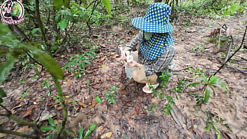 Perempuan Thailand Berpose Vulgar Di Pinggir Jalan Setelah Buang Air Di Hutan