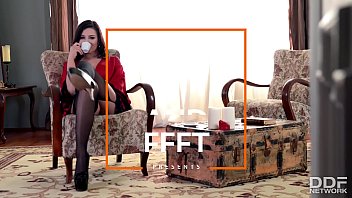 Menancapkan Sepatu Hak Tinggi Ke Dalam Vagina Bersama Dewi Fetish Rusia Anna Polina
