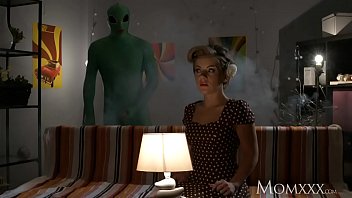 Ibu Rumah Tangga Kesepian Dihamili Alien Saat Halloween