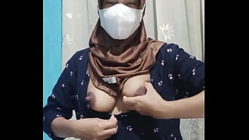 Gadis Berhijab Menggoda Merangsang Diri Sendiri Saat Rumah Dalam Keadaan Kosong