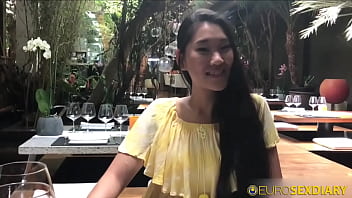 Turis China Kurus Dan Seksi Ngentot Bule Yang Baru Dikenalnya Di Lobi Hotel