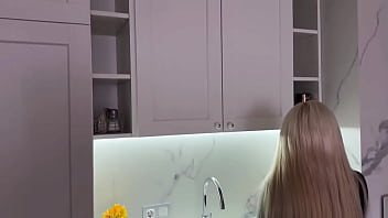Gadis Pirang Seksi Dengan Stoking Hitam Doyan Ngentot. Pasangan Amatir Rusia