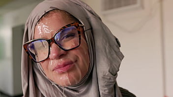 Wanita Berhijab Cosplay – Digitujok Wajahnya Oleh Milf Amerika