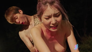 Gadis Tionghoa Li Zhiyan Digilir Habis-habisan Sama Cowok Di Tengah Hutan Belantara
