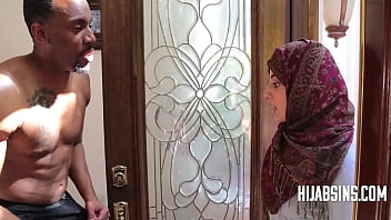 Pelacur Arab Berhijab Dihamili Gila Oleh Negro Tetangga