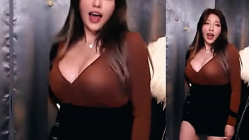 Gadis Korea Menggoyangkan Tubuh Dengan Gerakan Sensual, Payudaranya Bergoyang Liar Dan Menggoda