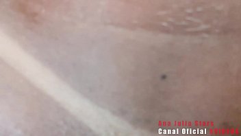 Perjalanan Mobil Berakhir Dengan Si Cewek Berbokong Montok Ana Júlia Duduk Dengan Nikmat Dan Menerima Cairan Putih Di Mulutnya