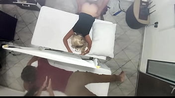 Pijat Pasangan Terekam Saat Istri Cantik Dihajar Mas Tukang Pijat Di Samping Suaminya Yang Dikibulin Ntr Jav