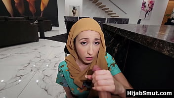 Gadis Muslimah Pemalu Yang Rakus Menghisap Teman Amerika-nya