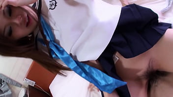 Gadis Jepang Makoto Dihujani Sperma Di Memek Telanjangnya