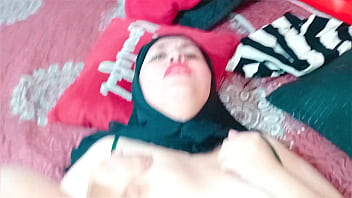 Wanita Berhijab Muslim Ditiduri Hingga Mukanya Penuh Dengan Air Mani – Dikrem Dalam.