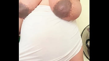 Perempuan Arab Hamil Dengan Perut Buncit Dan Payudara Berisi Susu
