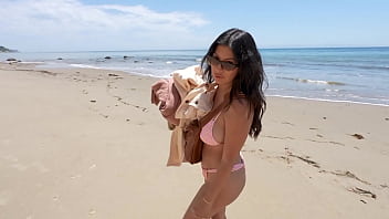 Memperkosa Istri Kakak Tiriku Di Pantai Telanjang Depan Umum