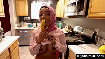 Gadis Muslimah Berkulit Hitam Belajar Cara Ngewe Dengan Mulut