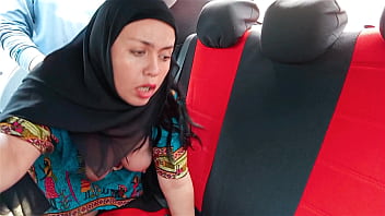 Ibu Tiri Berhijab Digoyang Di Dalam Mobil