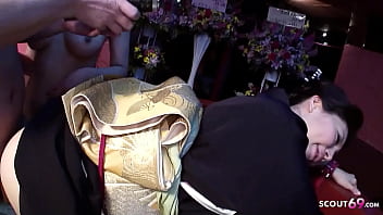 Gadis Muda Dan Wanita Dewasa Digilir Keras Oleh Klien Asing Dalam Permainan Tiga