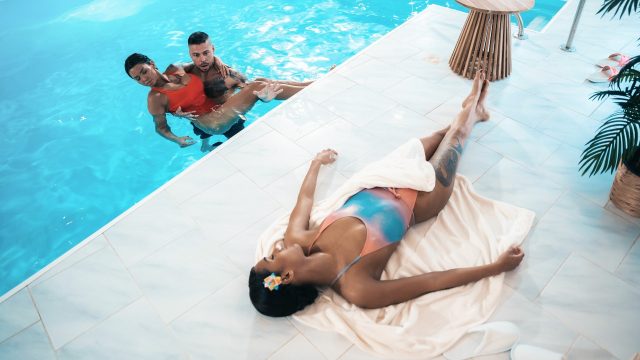 Pesta Tiga Orang Dengan Remaja Italia Yang Basah Dan Menggairahkan