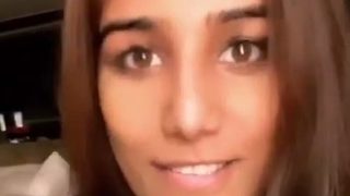 Poonam Pandey Nongkrong Di Ig Live, Payudara Nyempil Gak Sengaja