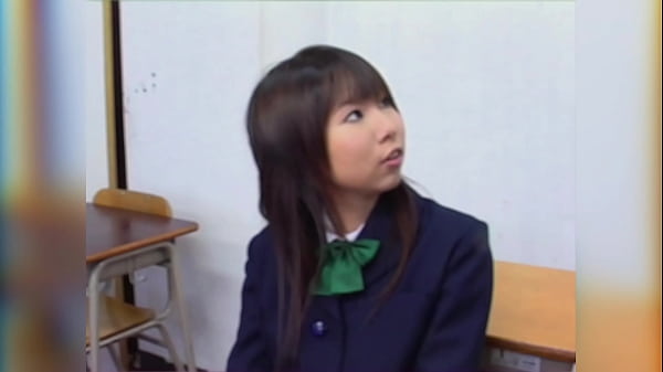 Remaja Jepang Beraksi Mesra Di Ruang Kelas