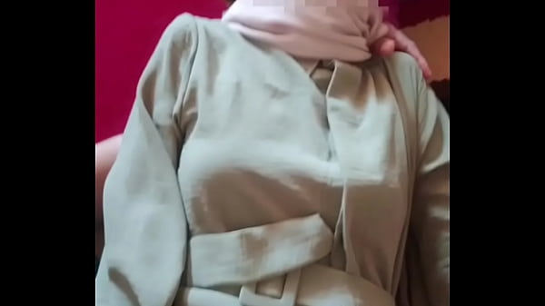 Adik Tiri Berkerudung Digoyang Saat Lebaran