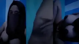 Gadis Bertudung Cokelat Dengan Payudara Montok Menggoda