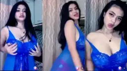 Joice Menggoyangkan Lingerie Biru Yang Menggoda