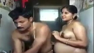 Pria Dari Patna Mandi Telanjang Bersama Istrinya Yang Sedang Hamil