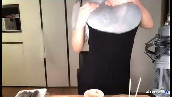 Gadis Korea Meremas Payudaranya Sendiri Melalui Baju