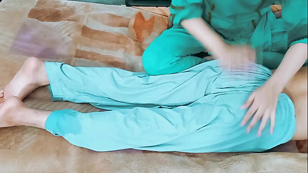 Momen Intim Suami Istri India Yang Menggoda Di Balik Pintu Kamar